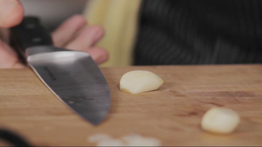 Peeling Crushing and Chopping Garlic