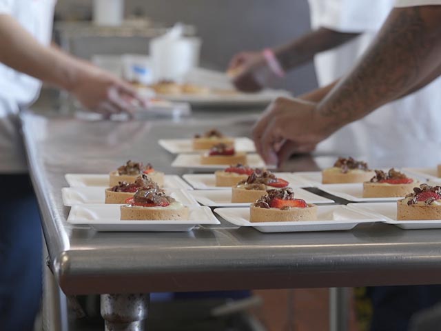 Culinary students preparing food at San Quentin