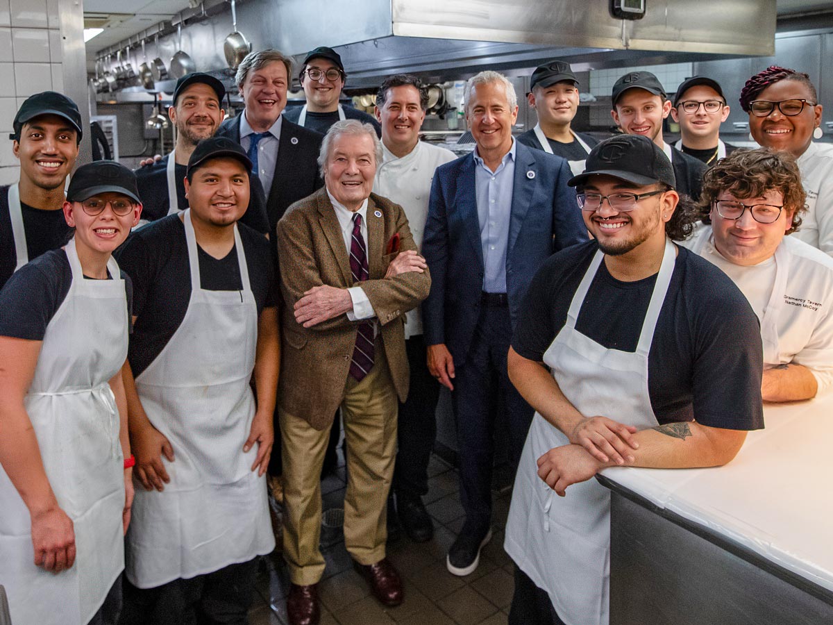 Jacques Pépin, Danny Meyer and Rollie Wesen with the culinary staff at Gramercy Tavern