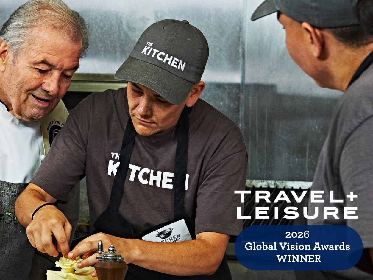 Jacques Pépin working with culinary students